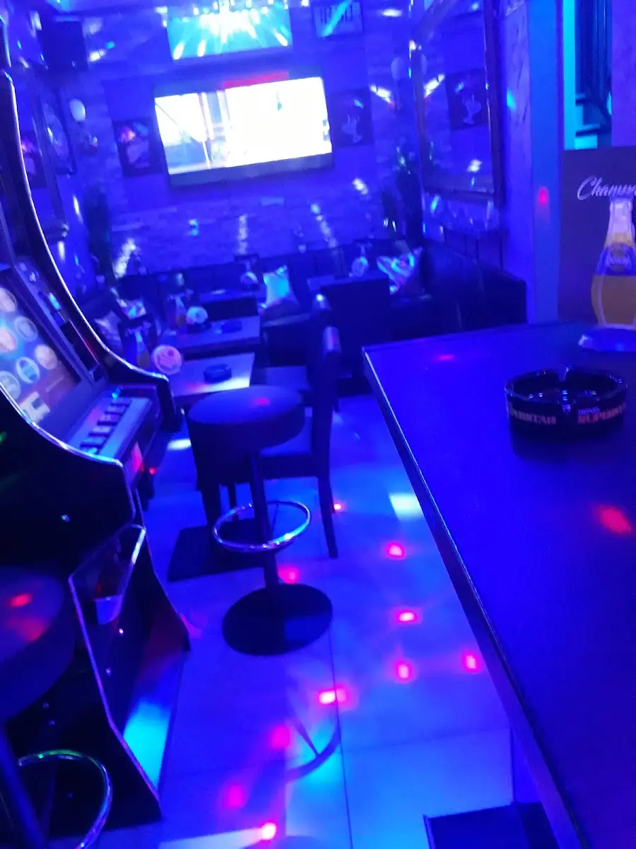 Paul & George Stuttgart — Ambientelicht und dekorative Wandgestaltung