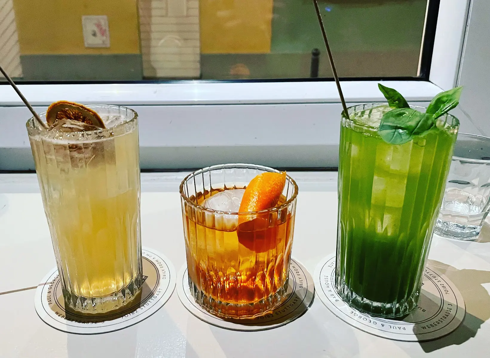 Paul & George Stuttgart — Blick in die gemütliche Bar mit stimmungsvoller Beleuchtung